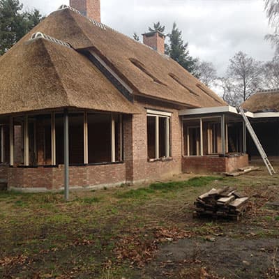 Rietgedekte boerderij met rondom nieuwe houten kozijnen