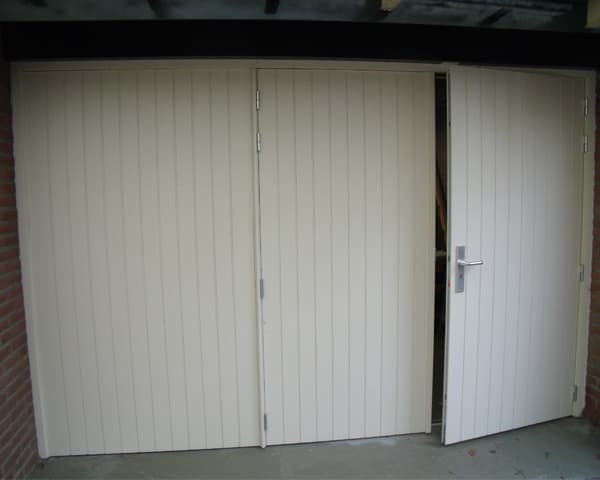 Crèmekleurige houten garagedeuren, gesloten