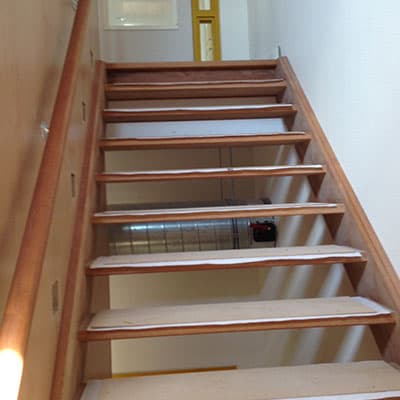 Gerenoveerde trap met houten treden en witte stootborden