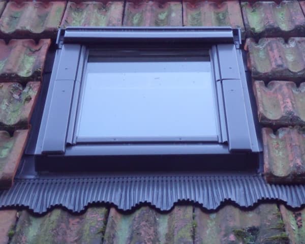 Velux dakraam met zinken omranding in een pannendak