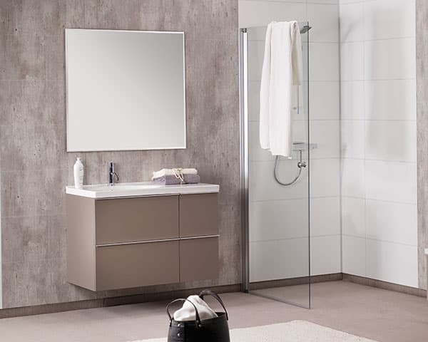 Badkamer met natuursteenlook-wand, inloopdouche en houtkleurig meubel
