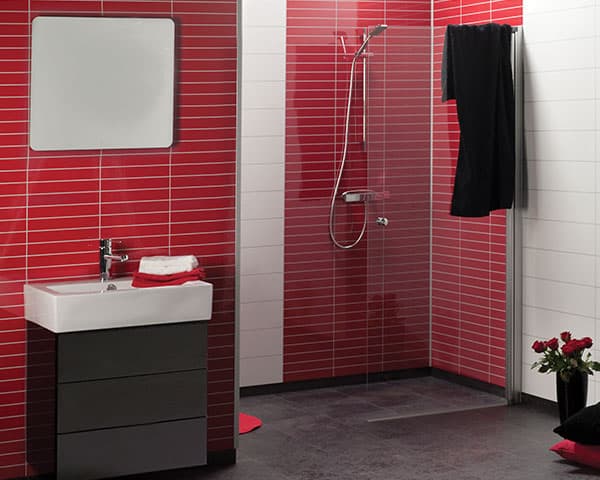 Badkamer met rode wandpanelen, een inloopdouche en een wastafelmeubel