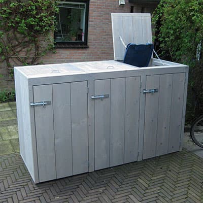 Lichtgrijze houten kliko-ombouw met drie deuren en een open klep